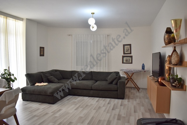 Apartament 1+1 per shitje ne rrugen e Dajtit ne Tirane.
Pozicionohet ne katin e trete te nje pallat